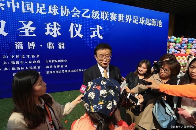 徐峥深夜现身火锅店，身形发福与美女交谈显暧昧